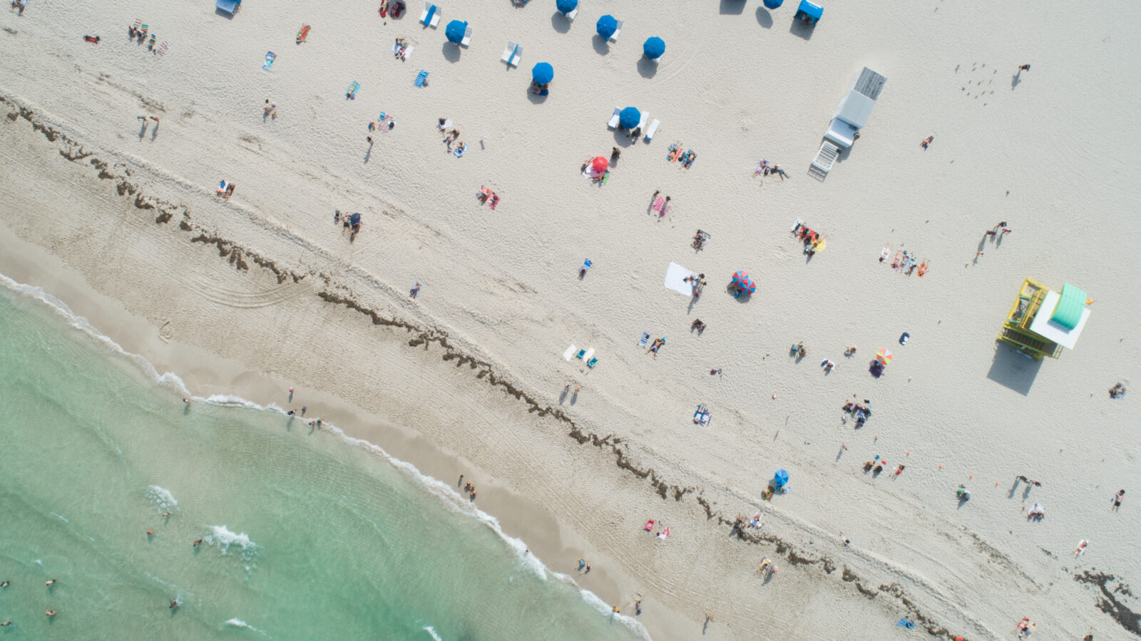 Luchtfoto van strandbezoekers - South Beach